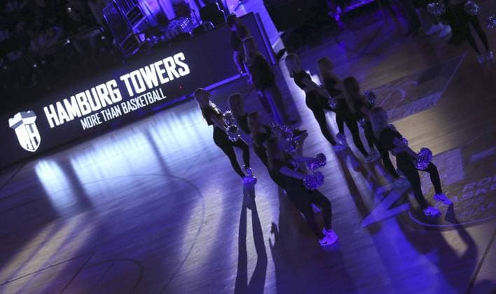 Cheergirls der Towers begrüssen die Spieler , und die starting five Basketball Herren Pro A am Sa. 23.12.2017 Hamburg Towers - Rasta Vechta 52 - 80
