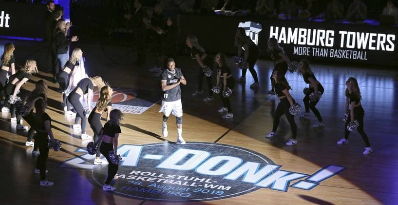 Cheergirls der Towers begrüssen die Spieler , und die starting five , hier Rene Kindzeka Basketball Herren Pro A am Sa. 23.12.2017 Hamburg Towers - Rasta Vechta 52 - 80
