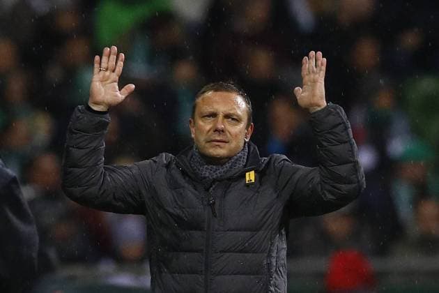 19.11.2017, Weser Stadion, Bremen, Ligaspiel, 1. Liga, SV Werder Bremen vs Hannover 96, im Bild Andre Breitenreiter (Trainer, Hannover) ist enttaeuscht und hebt die Arme hoch SV Werder Bremen vs Hannover 96