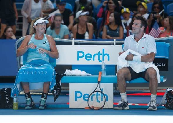 COCO VANDEWEGHE und ihr Trainer PAT CASH (Ersatzspieler) sitzen auf der Bank waehrend Spielpause, Team USA Tennis - Hopman Cup 2018 - ITF - Perth Arena - Perth - Western Australia - Australia - 2 January 2018. Copyright: xJuergenxHasenkopfx