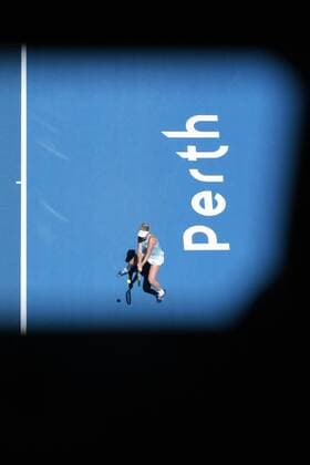 Themen der Woche - SPORT Bilder des Tages - SPORT 2nd January 2018, Perth Arena, Perth, Australia; MasterCard Hopman Cup Tennis; CoCo Vandeweghe of Team USA plays a backhand shot against Maddison Inglis 19 yr old from Western Australia replacement player for Naomi Osaka during their match  ActionPlus11967526