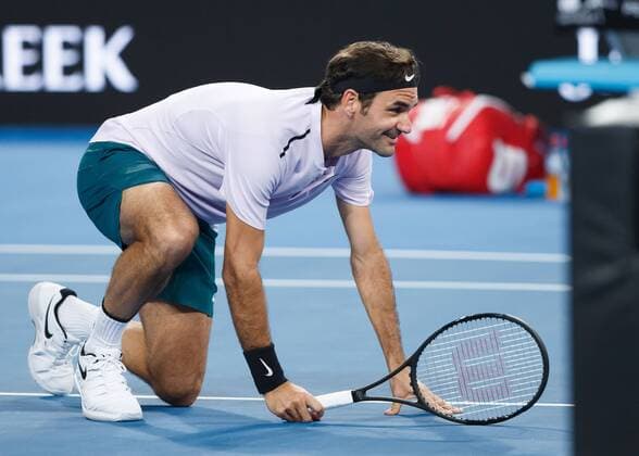 Bilder des Tages - SPORT ROGER FEDERER kniet in Lauerstellung am Netz, kurios,, Team SWITZERLAND Tennis - Hopman Cup 2018 - ITF - Perth Arena - Perth - Western Australia - Australia - 2 January 2018. Â Copyright: xJuergenxHasenkopfx
