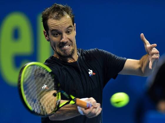 Bilder des Tages - SPORT (180103) -- DOHA, Jan. 3, 2018 -- Richard Gasquet of France hits a return during the first round match against Victor Estrella Burgos of Dominican Republic at the ATP Tennis Herren Qatar Open in Doha, Qatar, on Jan. 2, 2018. Richard Gasquet won 2-0. ) (SP)QATAR-DOHA-TENNIS-ATP QATAR OPEN Nikku 