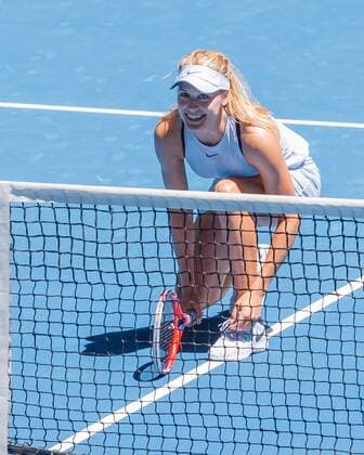 Bilder des Tages - SPORT EUGENIE BOUCHARD (CAN) kniet hinter dem Netz und wartet auf den Aufschlag.laechelt,Freude, Team Canada Tennis - Hopman Cup 2018 - ITF - Perth Arena - Perth - Western Australia - Australia - 3 January 2018. Copyright: xJuergenxHasenkopfx