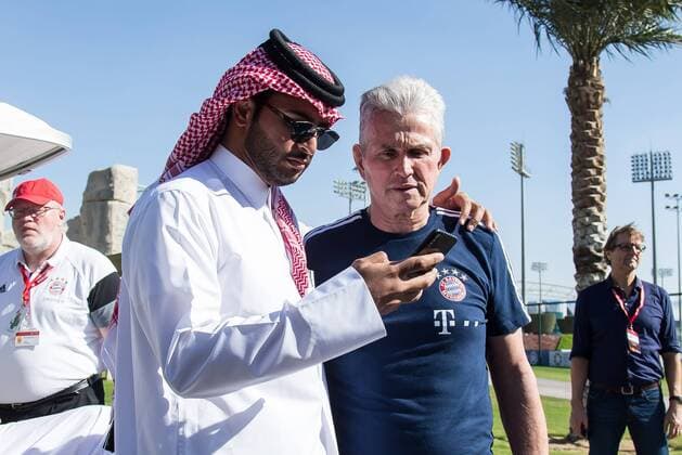 Themen der Woche - SPORT Bilder des Tages - SPORT Doha, Katar, 03.01.2018, FC Bayern Muenchen Winter Trainingslager 2018 Cheftrainer Jupp Heynckes (FCB) macht Selfie ( DeFodi507 *** Doha Qatar 03 01 2018 Bayern Munich winter training camp 2018 makes head coach Jupp Heynckes FCB Selfie DeFodi507