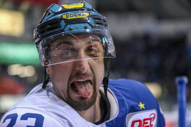 Themen der Woche - SPORT Bilder des Tages - SPORT DEL - Eishockey - ERC Ingolstadt - Grizzlys Wolfsburg - Saison 2017 2018 - Matt Pelech ( 23 ERCI) mit einem blauen Auge - Matt Pelech ( 23 ERCI) bekam einen Puck in das Gesicht - Foto: Stefan Bösl DEL - Eishockey - ERC Ingolstadt - Grizzlys Wolfsburg *** DEL ERC Ingolstadt Grizzly Wolfsburg ice hockey season 2017 2018 Matt Pelech 23 ERCI with one blue eye Matt Pelech 23 ERCI got a puck in the face photo Stefan Bösl DEL ERC Ingolstadt Grizzly Wolfsburg ice hockey
