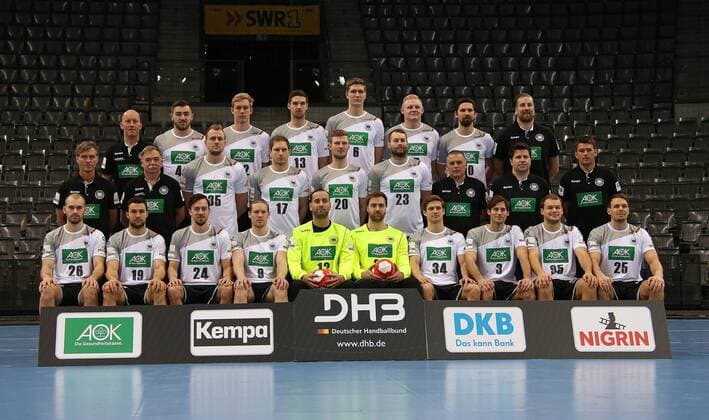 Bilder des Tages - SPORT 04.01.2018, Deutschland, Stuttgart, Medientermin Handball-Nationalmannschaft in Stuttgart: Mannschaftsfoto hinten v.l. Physio Dennis Finke, Jannik Kohlbacher, Marian Michalczik, Hendrik Pekeler, Finn Lemke, Patrick Wiencek, Fabian Wiede, Oliver Roggisch, mitte v.l. Physio Peter Gräschus, Arzt, Dr. Kurt Steuer, Julius Kühn, Steffen Weinhold, Philipp Weber, Steffen Fäth, Teamkoordinator Volker Schurr, Co-Trainer Alexander Haase, Trainer Christian Prokop, vorne v.l. Maximilian Janke, Bastian Roscheck, Patrick Groetzki, Tobias Reichmann, Silvio Heinevetter, Andreas Wolff, Rune Dahmke, Uwe Gensheimer, Paul Drux, Kai Häfner