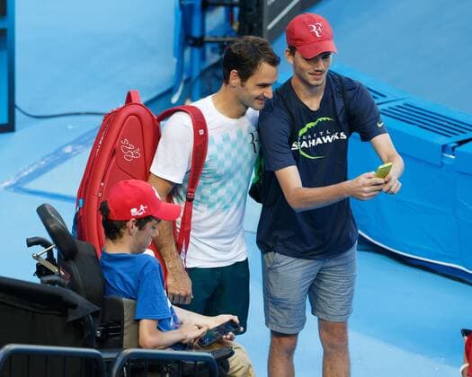 ROGER FEDERER begruesst Fan im Rollstuhl nach dem Training Tennis - Hopman Cup 2018 - ITF - Perth Arena - Perth - Western Australia - Australia - 4 January 2018. Â Copyright: xJuergenxHasenkopfx