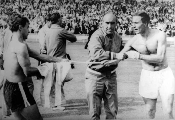 Alf in a tangle 1966 World Cup Football England team manager, Alf Ramsay, stuck in the middle of England s George Cohen (right) and Argentine s Alberto Gonzales as they attempt to exchange shirts after England beat Argentina 1-0 in the quarter final at Wembley. 23 July 1966, Wembley London United Kingdom England Copyright: Topfoto  !ACHTUNG AUFNAHMEDATUM GESCHÄTZT! UnitedArchives1396758
