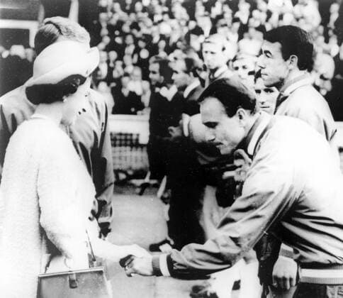 Alf imeets the Queen 1966 World Cup Football England team manager, Alf Ramsay, shakes hand with Queen Elizabeth II during the opening match of the World Cup, England vs. Uruguay, at Wembley. 11 July 1966, Wembley London United Kingdom England Copyright: Topfoto  !ACHTUNG AUFNAHMEDATUM GESCHÄTZT! UnitedArchives1396759