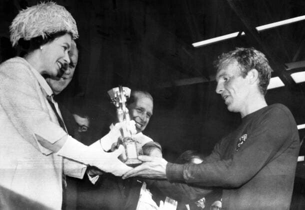 Fußball, WM 1966, Finale in Wembley, England - Deutschland 4-2 n.V. Queen presents cup to England s Captain. Britiain s Queen Elizabeth II is pictured presenting the Jules Rimet World Cup Trophy to England s Captain Bobby Moore, after England defeated West Germany in the final of the World Cup Tournament at Wembley Stadium today. England won 4-2. 30 July 1966, Wembley London United Kingdom England Copyright: Topfoto  !ACHTUNG AUFNAHMEDATUM GESCHÄTZT! UnitedArchives1398864