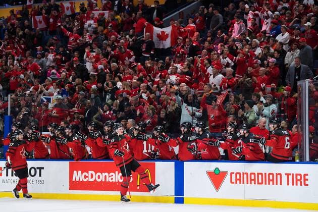 Eishockey, U20 WM, Kanada - Tschechien 180104 Kanadas Drake Batherson jublar med lagkamrater efter att ha gjort 2-1 under semifinalen pa JVM i ishockey mellan Kanada och Tjeckien den 4 januari 2018 i Buffalo. Copyright: JOELxMARKLUND BB180104JM064
