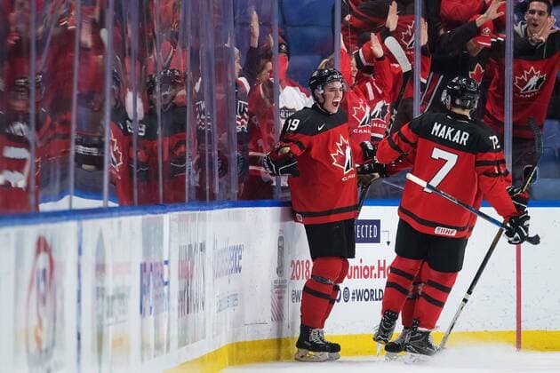 Eishockey, U20 WM, Kanada - Tschechien 180104 Kanadas Drake Batherson och Cale Makar jublar efter 2-1-malet under semifinalen pa JVM i ishockey mellan Kanada och Tjeckien den 4 januari 2018 i Buffalo. Copyright: JOELxMARKLUND BB180104JM067