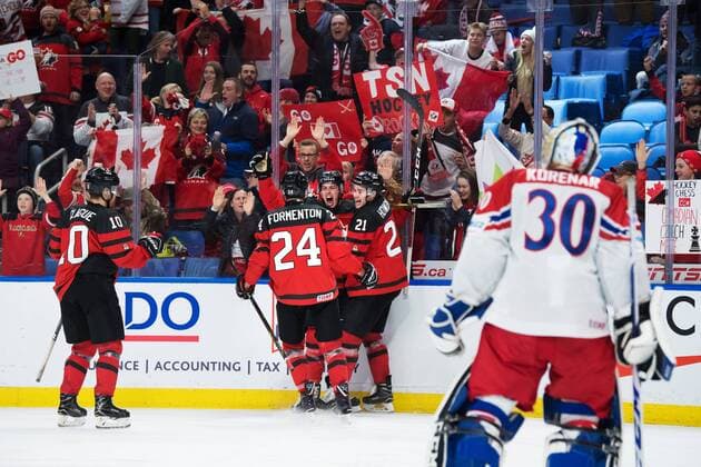 Eishockey, U20 WM, Kanada - Tschechien 180104 Kanadas Kale Clague, Alex Formenton, Maxime Comtois och Brett Howden jublar efter 4-1-malet under semifinalen pa JVM i ishockey mellan Kanada och Tjeckien den 4 januari 2018 i Buffalo. Copyright: JOELxMARKLUND BB180104JM072
