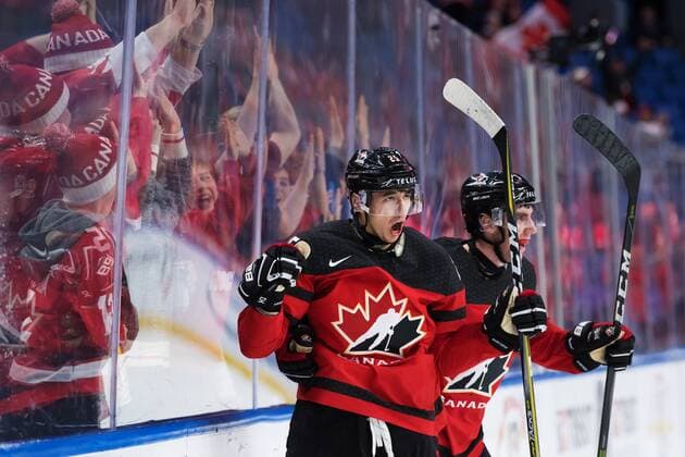 Eishockey, U20 WM, Kanada - Tschechien 180104 Kanadas Jordan Kyrou och Conor Timmins jublar efter 5-1-malet under semifinalen pa JVM i ishockey mellan Kanada och Tjeckien den 4 januari 2018 i Buffalo. Copyright: JOELxMARKLUND BB180104JM073