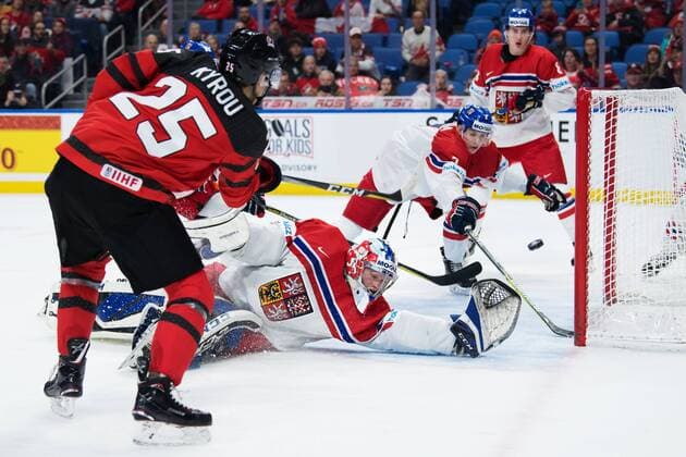 Eishockey, U20 WM, Kanada - Tschechien 180104 Kanadas Jordan Kyrou gör 5-1 bakom Tjeckiens malvakt Josef Korenar under semifinalen pa JVM i ishockey mellan Kanada och Tjeckien den 4 januari 2018 i Buffalo. Copyright: JOELxMARKLUND BB180104JM075