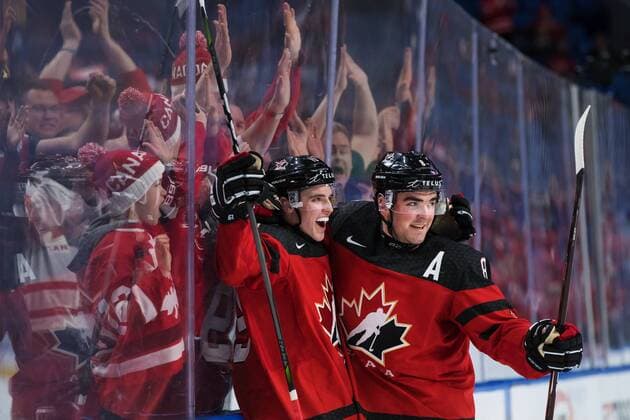 Eishockey, U20 WM, Kanada - Tschechien 180104 Kanadas Drake Batherson och Dante Fabbro jublar efter 6-1-malet under semifinalen pa JVM i ishockey mellan Kanada och Tjeckien den 4 januari 2018 i Buffalo. Copyright: JOELxMARKLUND BB180104JM079