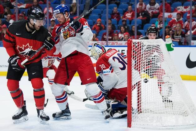 Eishockey, U20 WM, Kanada - Tschechien 180104 Kanadas Drake Batherson (t h) gör 6-1 bakom Tjeckiens malvakt Josef Korenar under semifinalen pa JVM i ishockey mellan Kanada och Tjeckien den 4 januari 2018 i Buffalo. Copyright: JOELxMARKLUND BB180104JM081