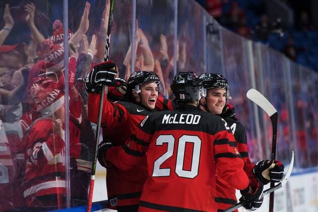 Eishockey, U20 WM, Kanada - Tschechien 180104 Kanadas Drake Batherson, Michael McLeod och Dante Fabbro jublar efter 6-1-malet under semifinalen pa JVM i ishockey mellan Kanada och Tjeckien den 4 januari 2018 i Buffalo. Copyright: JOELxMARKLUND BB180104JM082