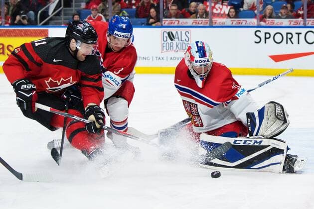 Eishockey, U20 WM, Kanada - Tschechien 180104 Kanadas Jonah Gadjovich oroar Tjeckiens Libor Hajek och malvakt Josef Korenar under semifinalen pa JVM i ishockey mellan Kanada och Tjeckien den 4 januari 2018 i Buffalo. Copyright: JOELxMARKLUND BB180104JM088