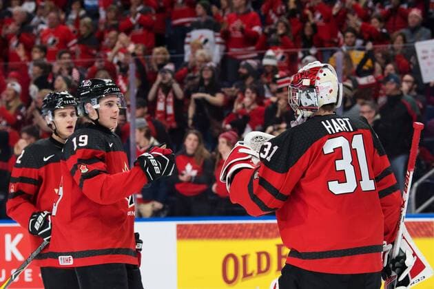 Eishockey, U20 WM, Kanada - Tschechien 180104 Kanadas Drake Batherson och malvakt Carter Hart jublar efter semifinalen pa JVM i ishockey mellan Kanada och Tjeckien den 4 januari 2018 i Buffalo. Copyright: JOELxMARKLUND BB180104JM091