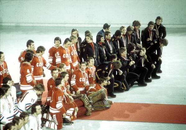 Olympische Winterspiele 1976 in Innsbruck. Siegerehrung Eishockey: In Rot UDSSR (Gold) und in Schwarz Deutschland mit Bronzemedaillen *** At the Winter Olympics in Innsbruck in 1976 ceremony ice hockey in red USSR gold and black Germany with bronze medals HM