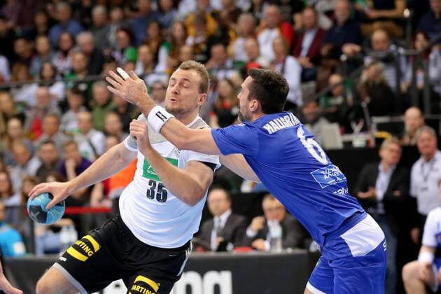 Julius Kuehn ( Deutschland ) Asgeir Oern Hallgrimsson ( Island ), Deutschland vs. Island, Handball, GER, Nationalteam, 2018, Deutschland, 05.01.2018, Stuttgart Copyright: xLanger Eibner-Pressefotox EP_HLR