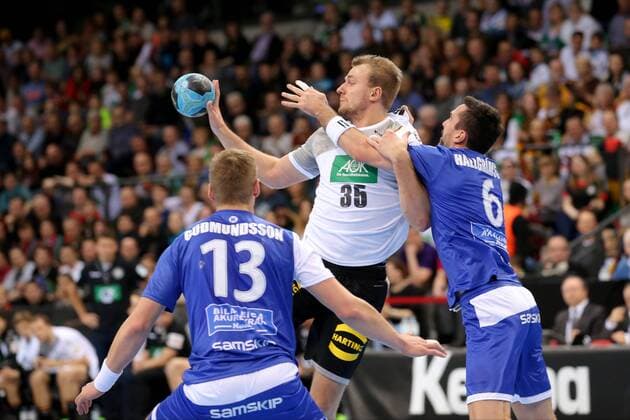 Olafur Andres Guomundsson ( Island ) Julius Kuehn ( Deutschland ) Asgeir Oern Hallgrimsson ( Island ), Deutschland vs. Island, Handball, GER, Nationalteam, 2018, Deutschland, 05.01.2018, Stuttgart Copyright: xLanger Eibner-Pressefotox EP_HLR