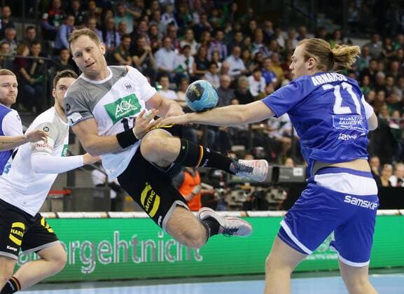 Stuttgart , Handball Länderspiel Deutschland vs. Island , von links: Steffen Weinhold ( Deut ) Arnar Arnarsson ( Island )