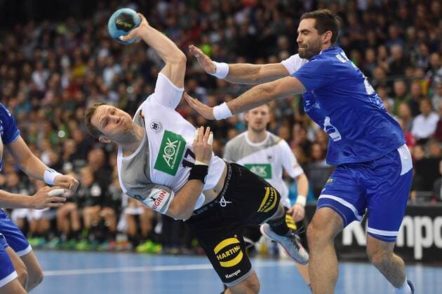 Steffen WEINHOLD (GER) , Sprungwurf,Aktion,Zweikampf gegen Arnar GUNNARSSON (ISL). Handball Laenderspiel Deutschland - Island, am 05.01.2018,P O R S C H E A R E N A Stuttgart.