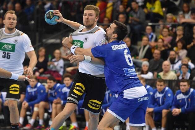 Philipp WEBER (GER) , Sprungwurf,Aktion,Zweikampf gegen Asgeir HALLGRIMSSON (ISL). Handball Laenderspiel Deutschland - Island, am 05.01.2018,P O R S C H E A R E N A Stuttgart.