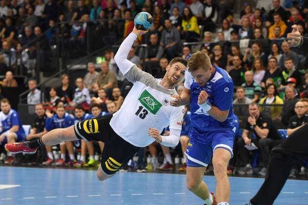 Hendrik PEKELER (GER), Sprungwurf,Aktion,Zweikampf . Handball Laenderspiel Deutschland - Island, am 05.01.2018,P O R S C H E A R E N A Stuttgart.