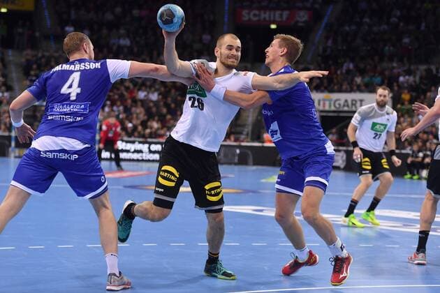 Maximilian JANKE (GER),Aktion,Zweikampf gegen Aron PALMARSSON (ISL,li) und Oelafur GUOMUNDSSON (ISL). Sprungwurf, Handball Laenderspiel Deutschland - Island, am 05.01.2018,P O R S C H E A R E N A Stuttgart.