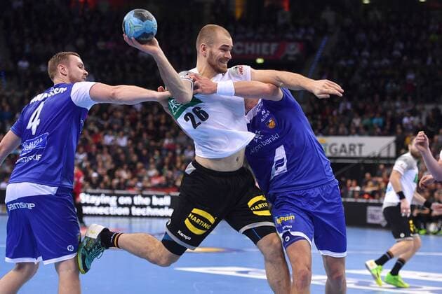 Maximilian JANKE (GER),Aktion,Zweikampf gegen Aron PALMARSSON (ISL,li) und Oelafur GUOMUNDSSON (ISL). Sprungwurf, Handball Laenderspiel Deutschland - Island, am 05.01.2018,P O R S C H E A R E N A Stuttgart.