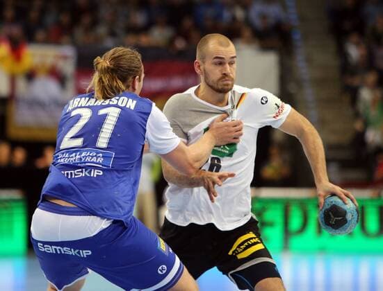 Deutschland DHB - Island Deutschland, Stuttgart, 04.01.2018, Handball, Länderspiel, Deutschland DHB - Island: v.l. Arnar Arnarsson (Island), Maximilian Janke (Deutschland).