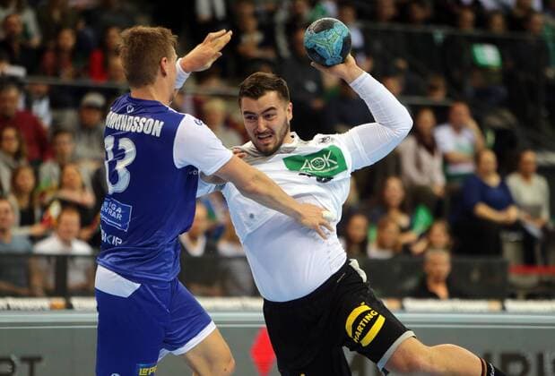 Deutschland DHB - Island Deutschland, Stuttgart, 04.01.2018, Handball, Länderspiel, Deutschland DHB - Island: v.l. Olafur Guomundsson (Island), Jannik Kohlbacher (Deutschland).