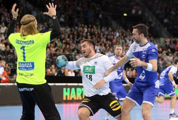 Deutschland DHB - Island Deutschland, Stuttgart, 04.01.2018, Handball, Länderspiel, Deutschland DHB - Island: v.l. Björgvin Gustavsson (Island), Jannik Kohlbacher (Deutschland), Asgeir Hallgrimsson (Island).