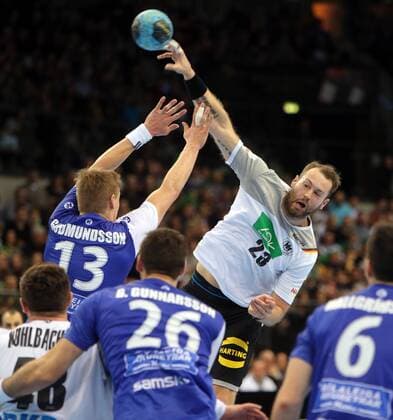 Deutschland DHB - Island Deutschland, Stuttgart, 04.01.2018, Handball, Länderspiel, Deutschland DHB - Island: v.l. Olafur Guomundsson (Island), Steffen Fäth (Deutschland).