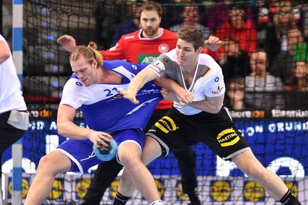 Finn LEMKE (GER), Aktion,Zweikampf gegen Arnar ARNARSSON (ISL). Handball Laenderspiel Deutschland - Island, am 05.01.2018,P O R S C H E A R E N A Stuttgart.