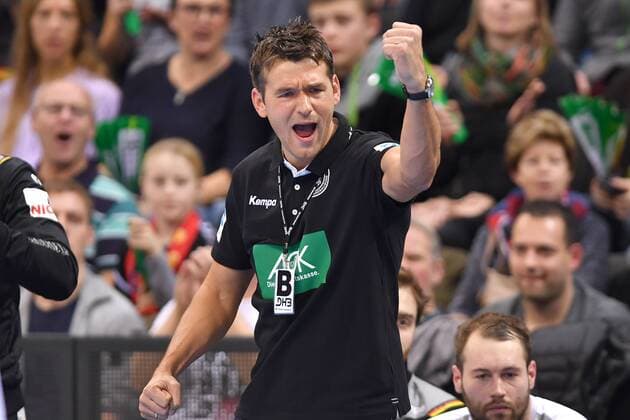 Bilder des Tages - SPORT Christian PROKOP ,Bundestrainer,Trainer (GER),Jubel,Freude,Begeisterung, Einzelbild,angeschnittenes Einzelmotiv,Halbfigur,halbe Figur. Handball Laenderspiel Deutschland - Island, am 05.01.2018,P O R S C H E A R E N A Stuttgart.