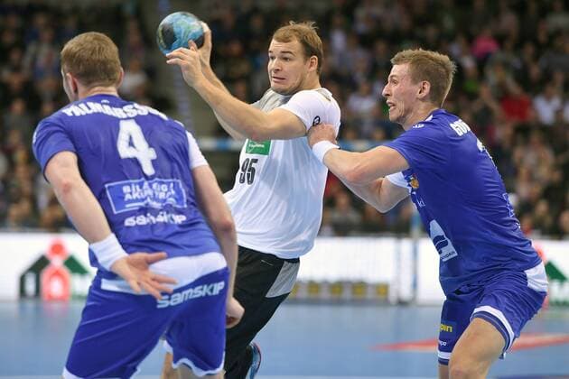 Paul DRUX (GER),Aktion,Zweikampf gegen Aron PALMARSSON (ISL,li) und Oelafur GUOMUNDSSON (ISL). Handball Laenderspiel Deutschland - Island, am 05.01.2018,P O R S C H E A R E N A Stuttgart.