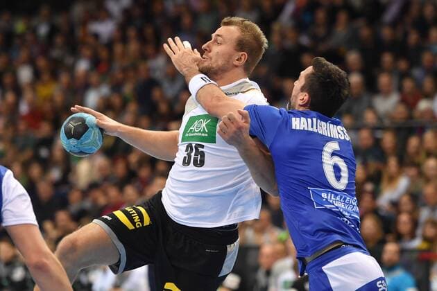 Julius KUEHN (GER), Aktion,Zweikampf gegen Asgeir HALLGRIMSSON (ISL). Handball Laenderspiel Deutschland - Island, am 05.01.2018,P O R S C H E A R E N A Stuttgart.