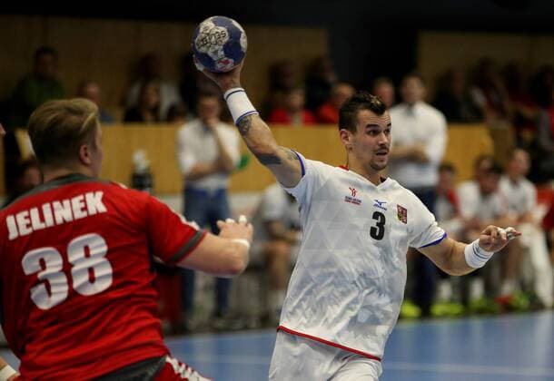 HANDBALL - AUT vs CZE, test match MARIA ENZERSDORF,AUSTRIA,05.JAN.18 - HANDBALL - international match Länderspiel Austria vs Czech Republic, men, test match. Image shows Wilhelm Jelinek (AUT) and Roman Becvar (CZE). GEPAxpictures xPatrickxLeuk