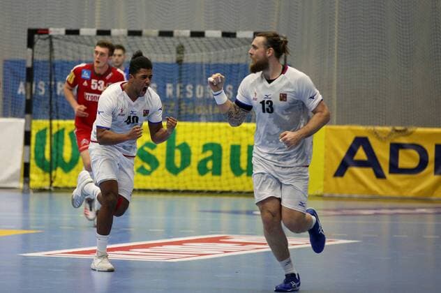 HANDBALL - AUT vs CZE, test match MARIA ENZERSDORF,AUSTRIA,05.JAN.18 - HANDBALL - international match Länderspiel Austria vs Czech Republic, men, test match. Image shows the rejoicing of Dieudonne Mubenzem (CZE) and Horak Pavel (CZE). GEPAxpictures xPatrickxLeuk