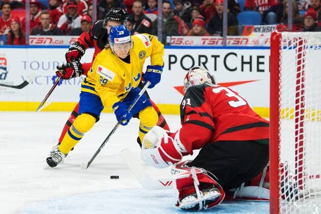 Eishockey, U20 WM, Kanada gewinnt Finale gegen Schweden 180105 Sveriges Oskar Steen utmanar Kanadas malvakt Carter Hart under finalen pa JVM i ishockey mellan Sverige och Kanada den 5 januari 2018 i Buffalo. Copyright: JOELxMARKLUND BB180105JM026