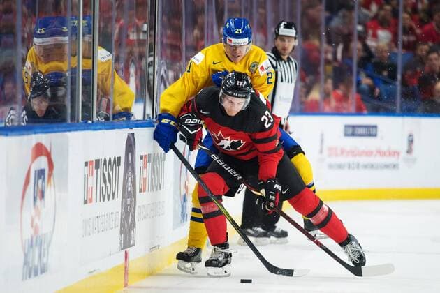 Eishockey, U20 WM, Kanada gewinnt Finale gegen Schweden 180105 Sveriges Jesper Boqvist och Kanadas Sam Steel i en närkamp under finalen pa JVM i ishockey mellan Sverige och Kanada den 5 januari 2018 i Buffalo. Copyright: JOELxMARKLUND BB180105JM028
