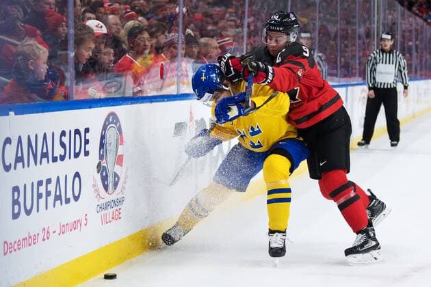 Eishockey, U20 WM, Kanada gewinnt Finale gegen Schweden 180105 Sveriges Timothy Liljegren tacklas av Kanadas Dillon Dube under finalen pa JVM i ishockey mellan Sverige och Kanada den 5 januari 2018 i Buffalo. Copyright: JOELxMARKLUND BB180105JM031