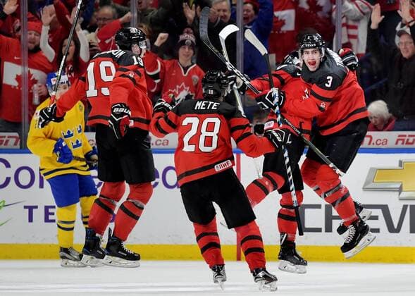 Eishockey, U20 WM, Kanada gewinnt Finale gegen Schweden 180105 Kanadas Drake Batherson, Victor Mete, Tyler Steenbergen och Conor Timmins jublar efter att det bliviti 2-1 under finalen pa JVM i ishockey mellan Sverige och Kanada den 5 januari 2018 i Buffalo. Copyright: JOELxMARKLUND BB180105JM066