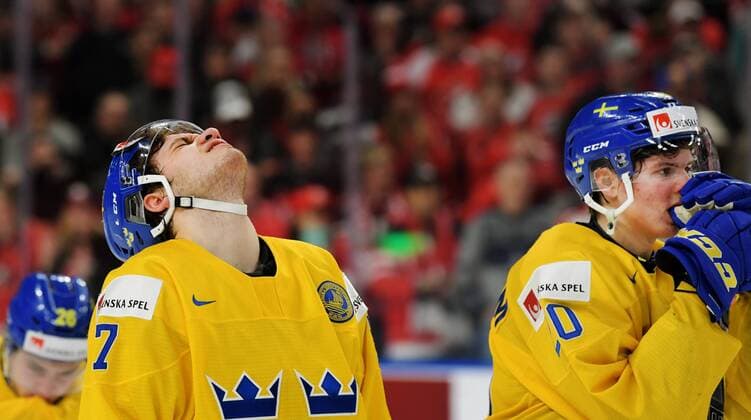 Eishockey, U20 WM, Kanada gewinnt Finale gegen Schweden 180105 Sveriges Timothy Liljegren och Isac Lundeström deppar efter att ha förlorat finalen pa JVM i ishockey mellan Sverige och Kanada den 5 januari 2018 i Buffalo. Copyright: JOELxMARKLUND BB180105JM067