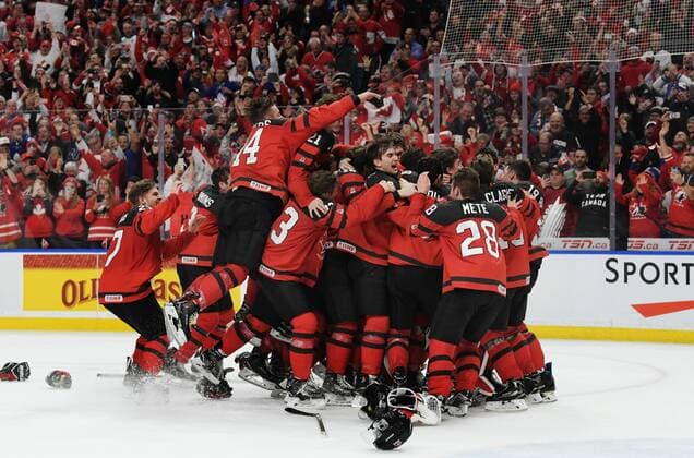 Eishockey, U20 WM, Kanada gewinnt Finale gegen Schweden 180105 Kanada jublar efter att ha vunnit finalen pa JVM i ishockey mellan Sverige och Kanada den 5 januari 2018 i Buffalo. Copyright: JOELxMARKLUND BB180105JM069